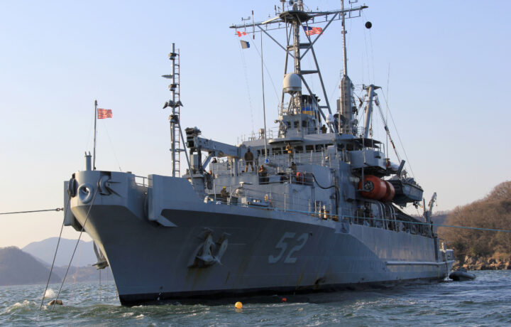 navy ship USNS Salvor