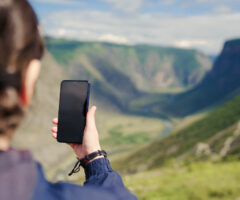 hiker woman cell phone starlink
