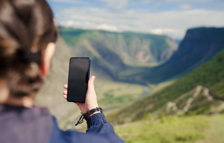 hiker woman cell phone starlink